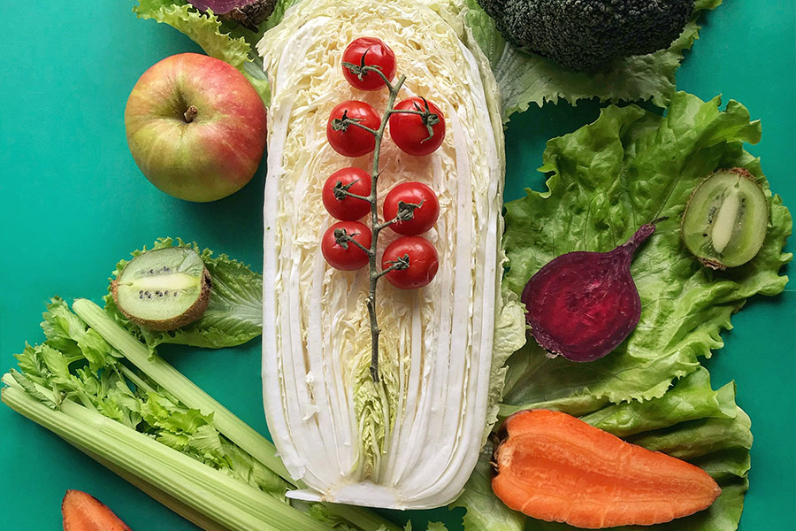 Bunch of vegetables with apple kiwi