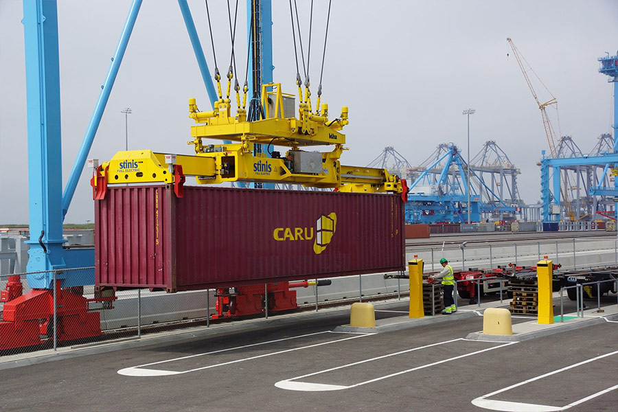 Maasvlakte Rotterdam port load containers