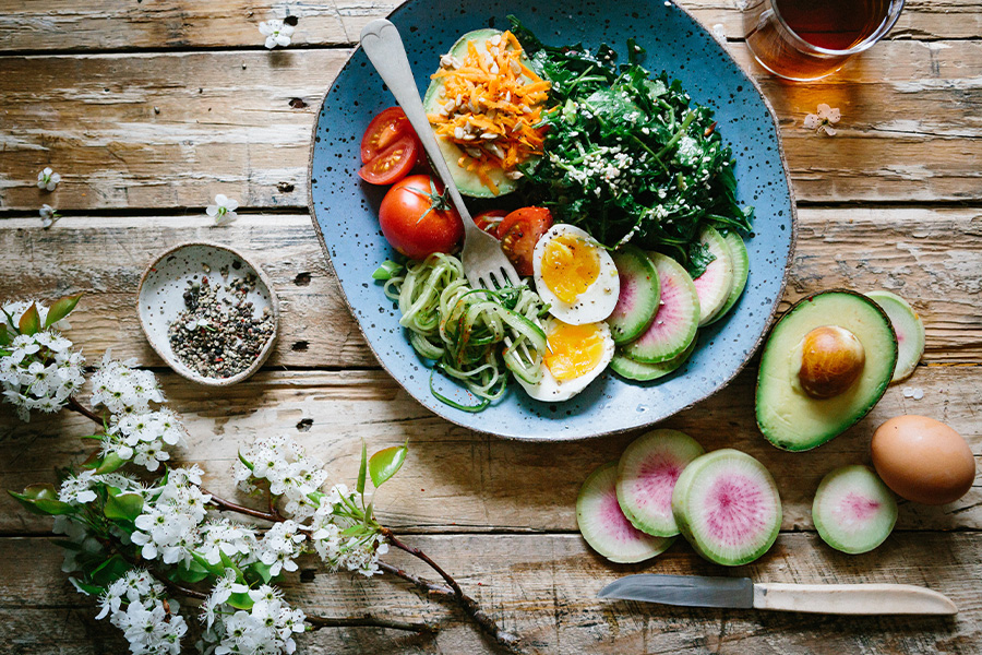 Poached egg with vegetables and tomatoes