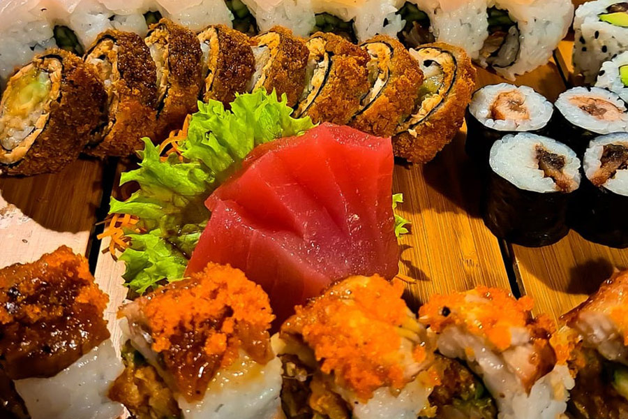 Sushi platerujące dania kuchni japońskiej