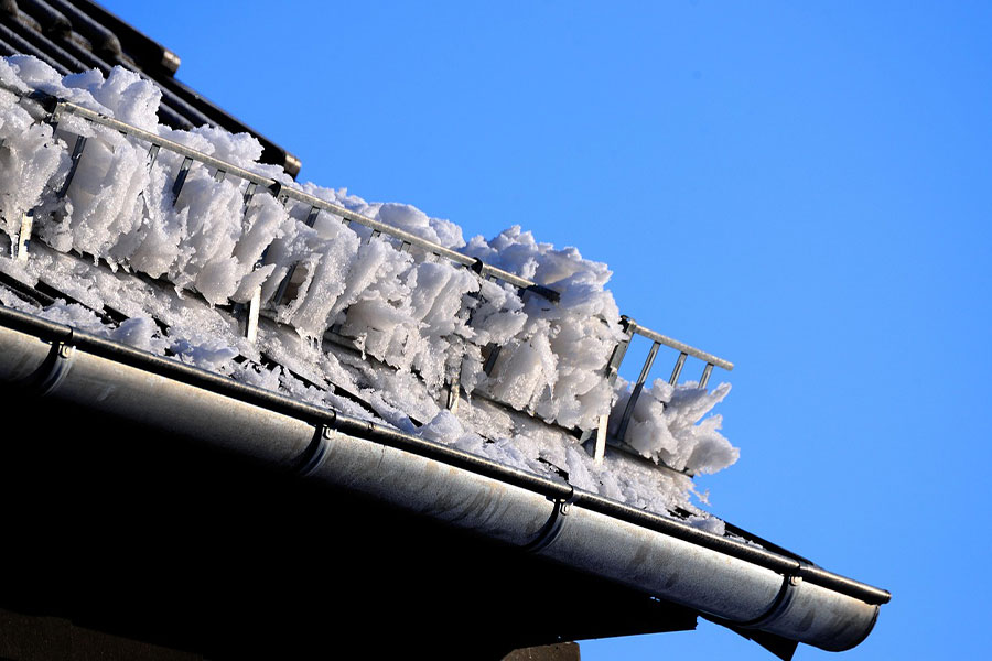 Roof guard full of snow