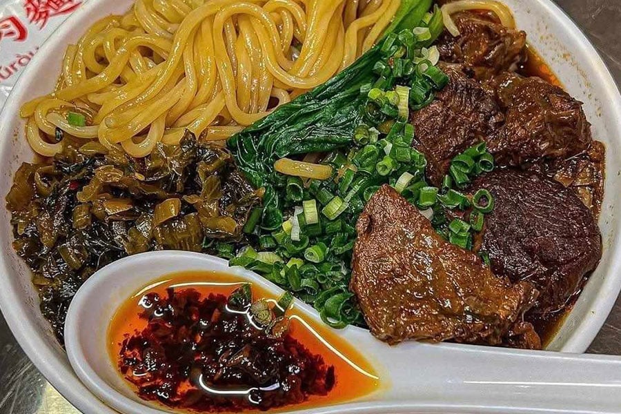 Tazón de sopa de fideos con carne y caldo de verduras