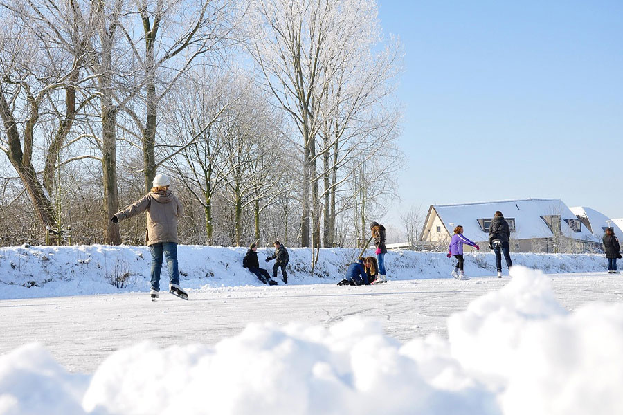 Gente patinando sobre hielo en un lago congelado