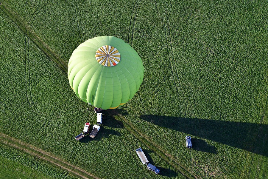 Widok nieba z zielonego balonu na ogrzane powietrze