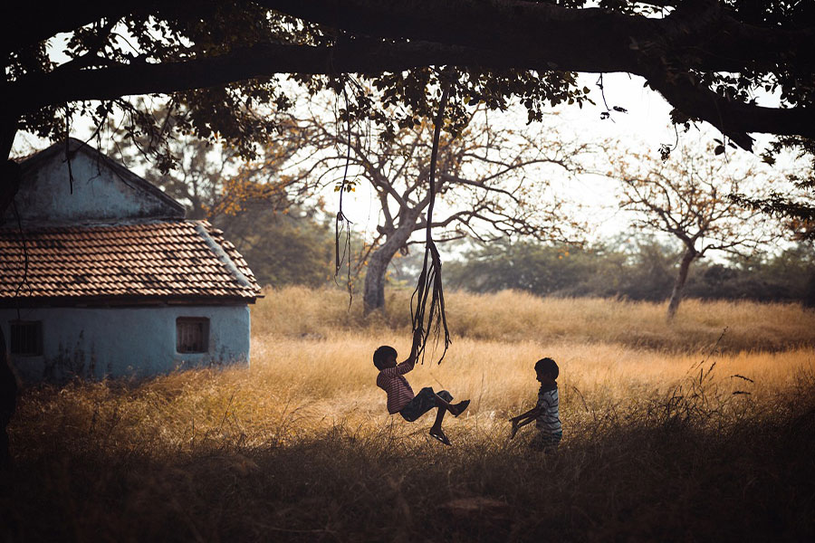 Dzieci bawiące się na huśtawce