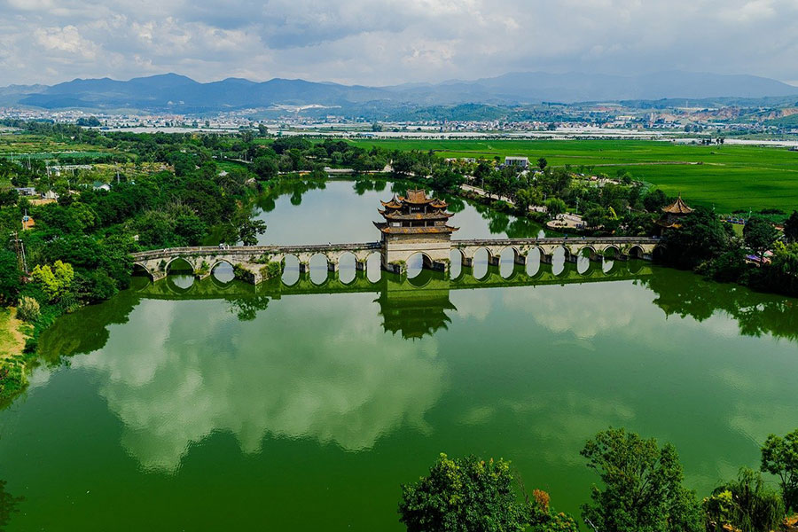Paysage de pont Shuanglong à Jianshi Yunnan Chine
