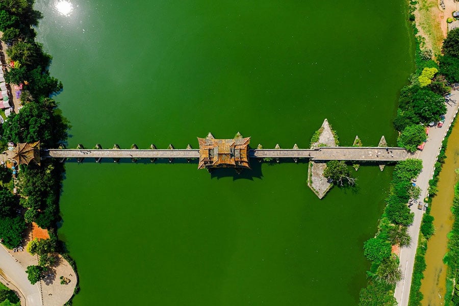 Puente aéreo sobre el lago