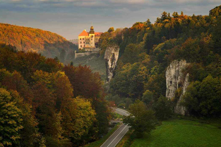 Schloss Pieskowa, Polen, Herbstlandschaft