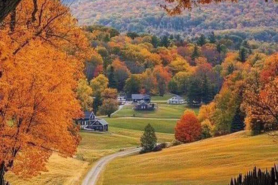 Zeigt eine malerische Herbstlandschaft
