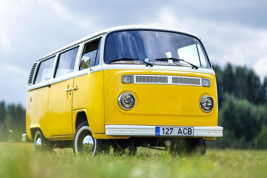 Klasyczny żółty van Volkswagen