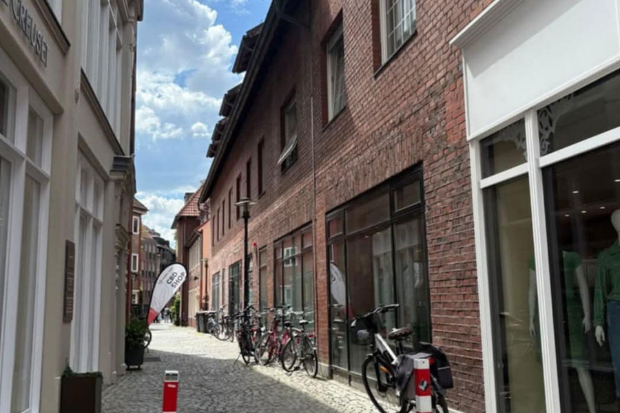 Gepflasterte Straße in Lüneburg, Deutschland