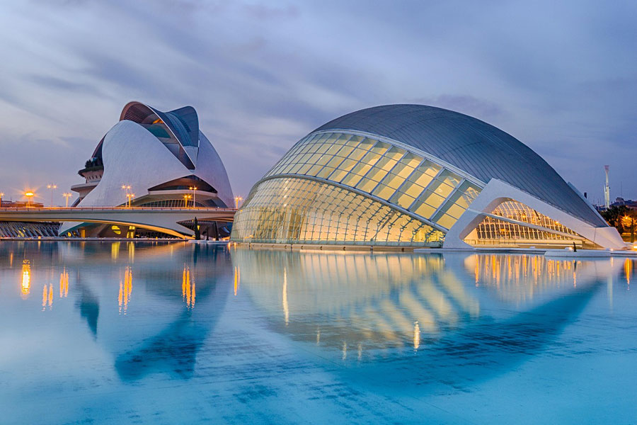 Imagen nocturna arquitectura Valencia España Calatrava