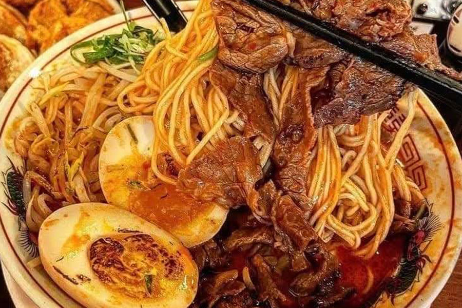 Una specie di zuppa di manzo e tagliatelle con uovo sodo