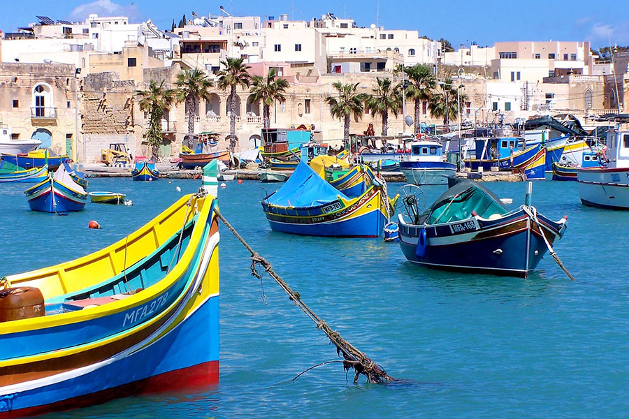 Barcos de mar coloridos
