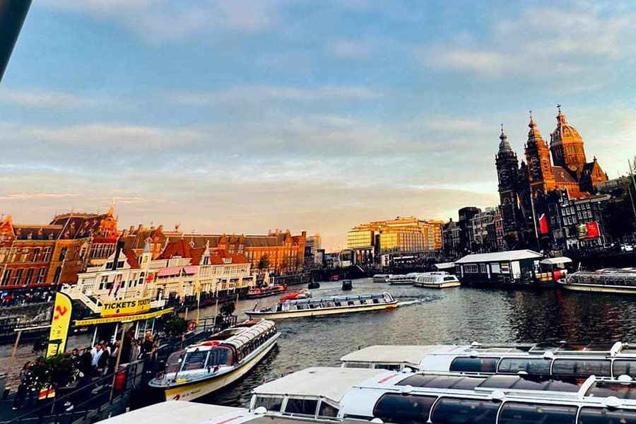Barcos por los canales de Ámsterdam