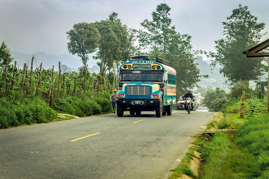 Autobus na drodze wiejskiej