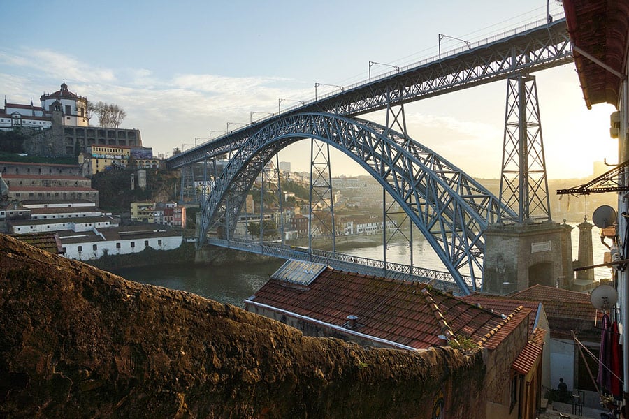 Arquitectura de puentes, ciudad, río
