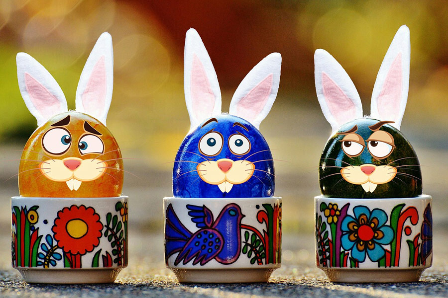 Bunte Eier bemalen Hasenfigur in Tasse