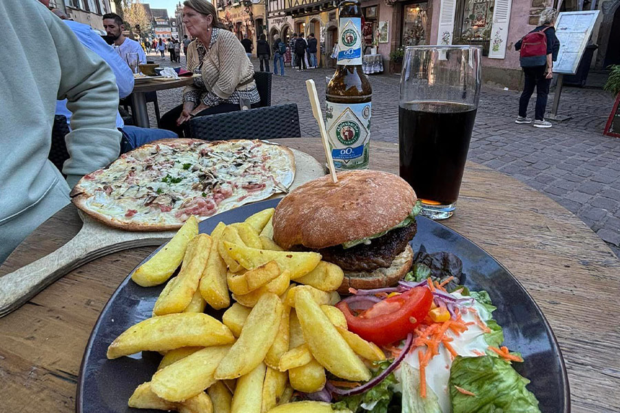 Burger, Pommes und Getränke