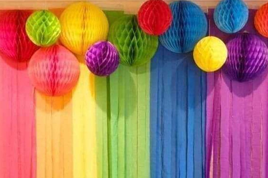 Hermosa cortina de fiesta de arcoíris y bolas de papel.