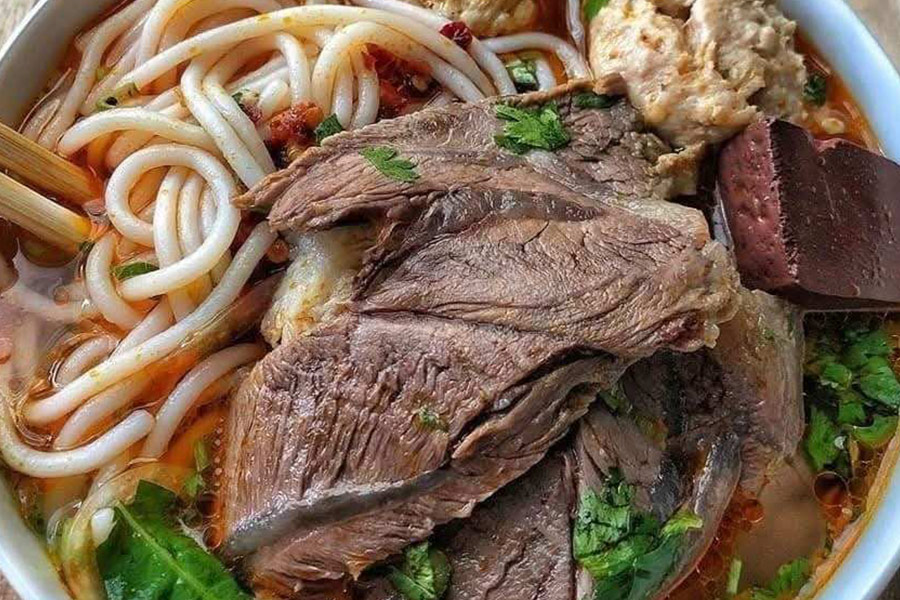 Große Stücke Rindfleisch-Nudelsuppe