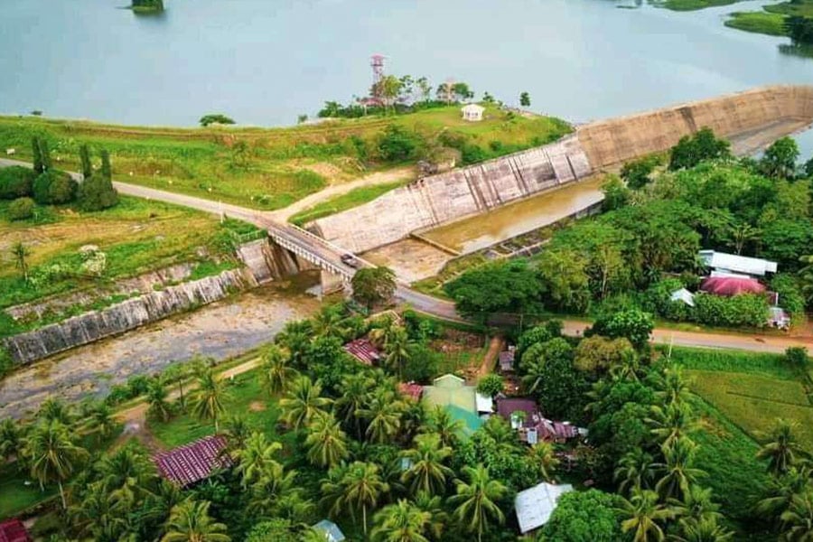 Staudamm und Landschaft