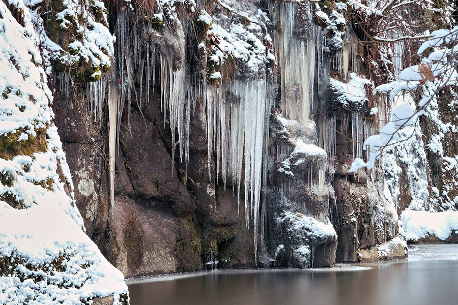 Bach ijspegel bevroren
