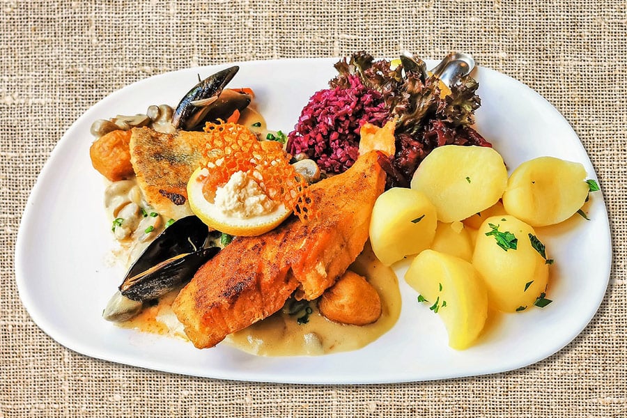 Teller mit leckerem Essen