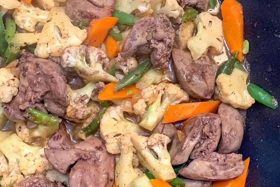 Hühnerleber mit Gemüse