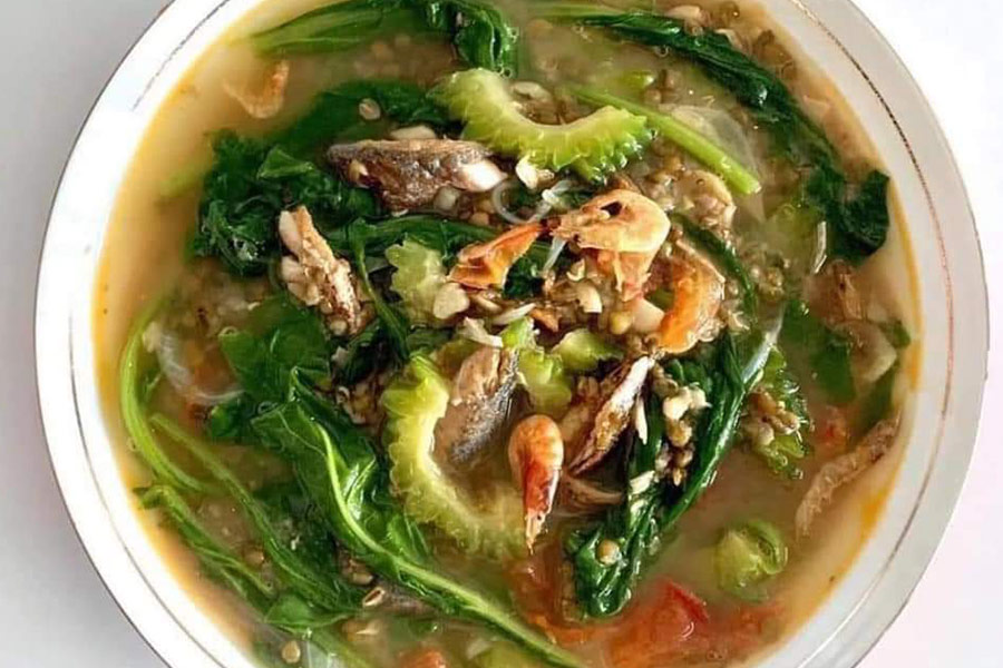 Gemüsesuppe mit Garnelen und frittiertem Fisch