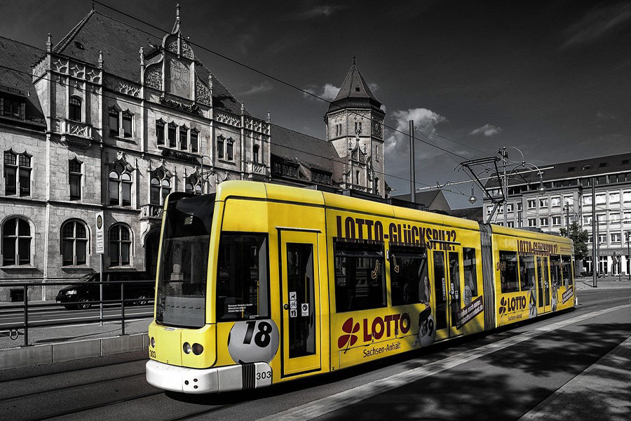 Tramwaj w kolorze żółtym