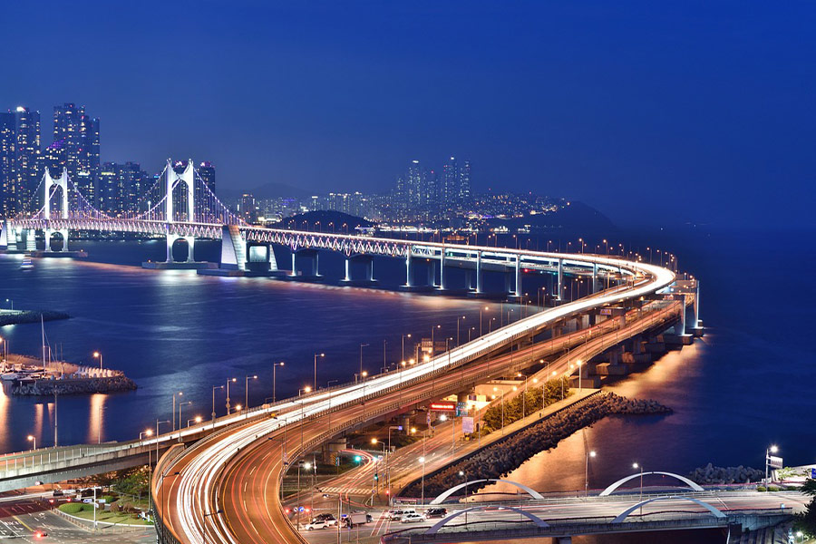 Nocna scena w Busan, most w Korei