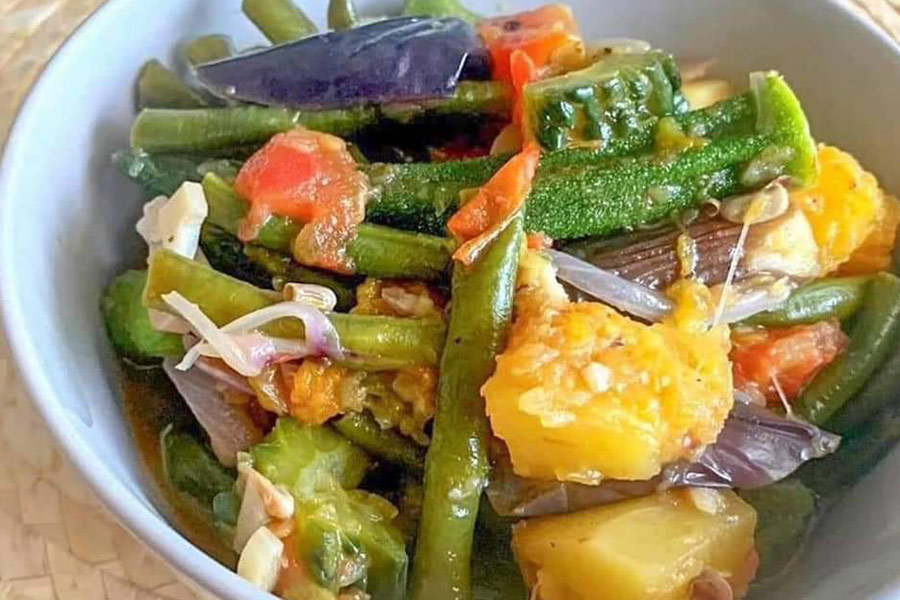Typisch philippinisches gemischtes Gemüse pinakbet