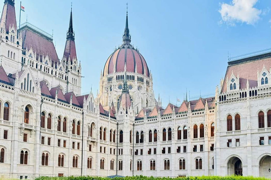 Fachada del Parlamento húngaro en Budapest
