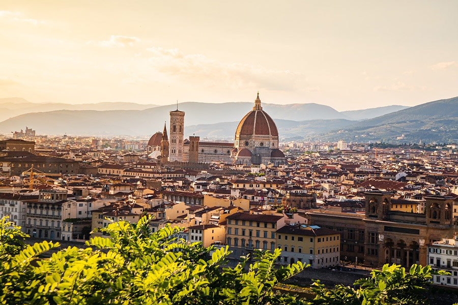 Iglesia rodeada de edificios.