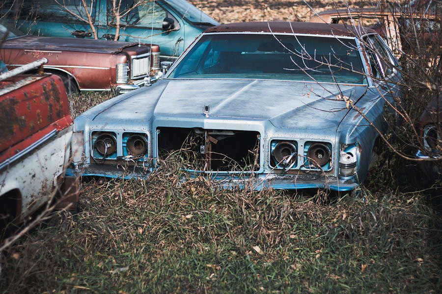 Porzucony stary zardzewiały pojazd