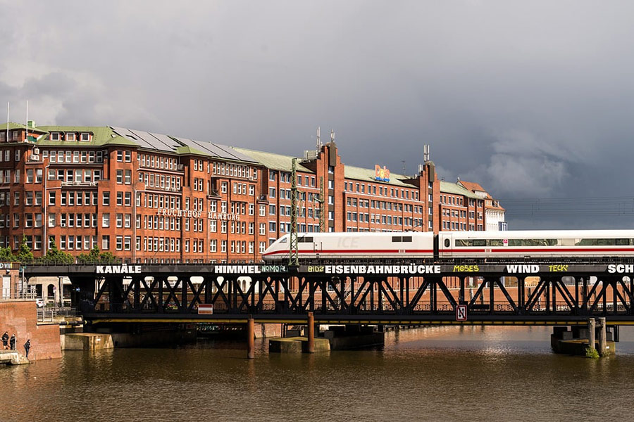 Puente de ferrocarril y edificio.