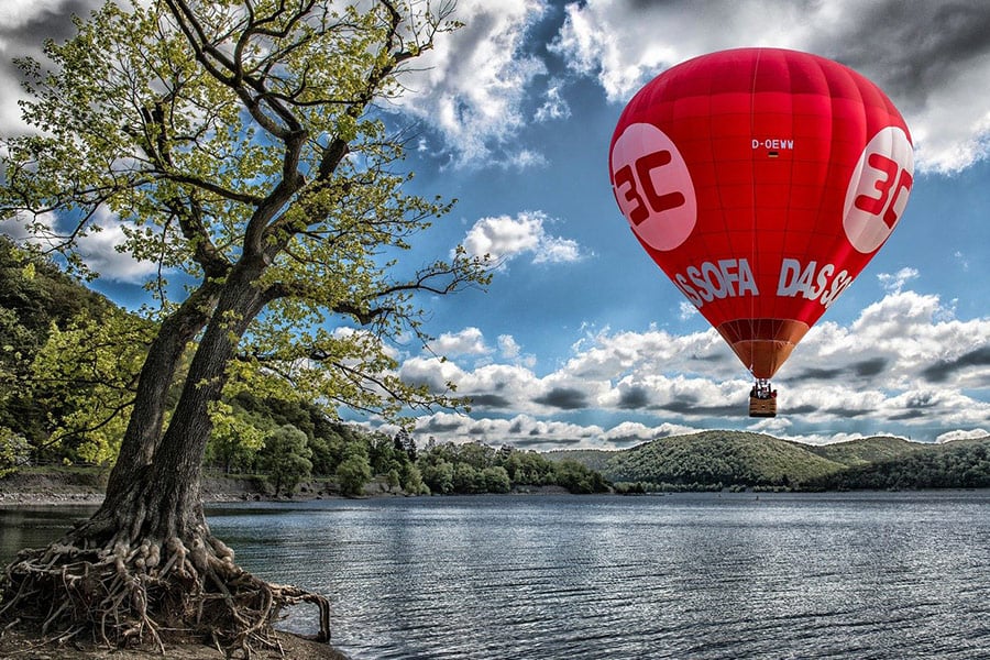 Balon na ogrzane powietrze nad jeziorem