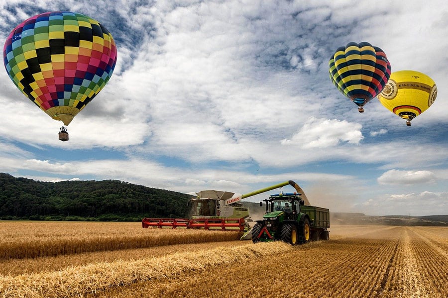 Balon na ogrzane powietrze lecący na farmie