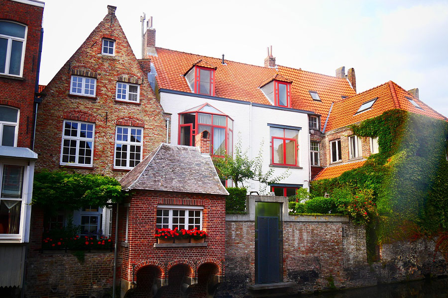 Budynek domy z pomarańczowym dachem