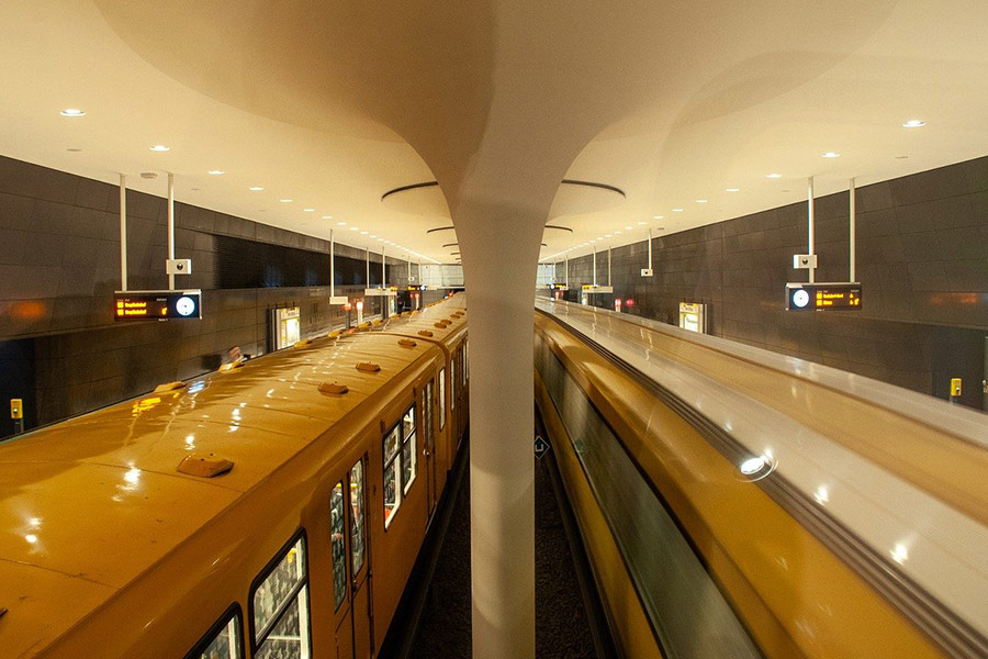 Żółte metro na stacji kolejowej