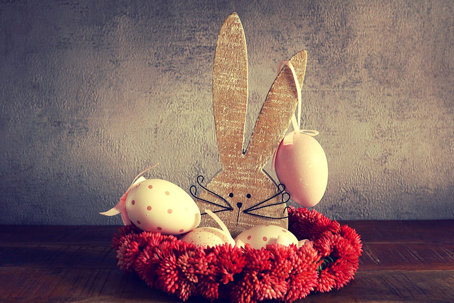 Dekoracja zająca wielkanocnego i jajek