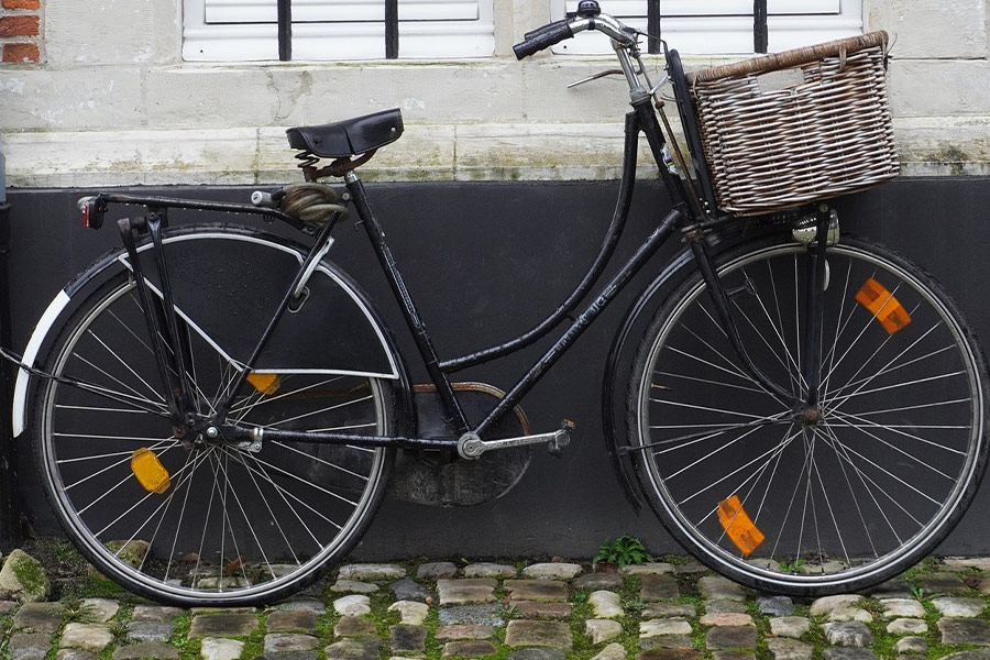 Stary czarny rower z koszem