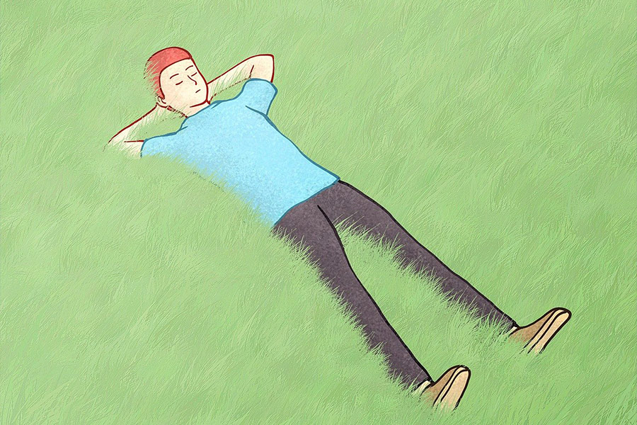 Człowiek leżał w naturze