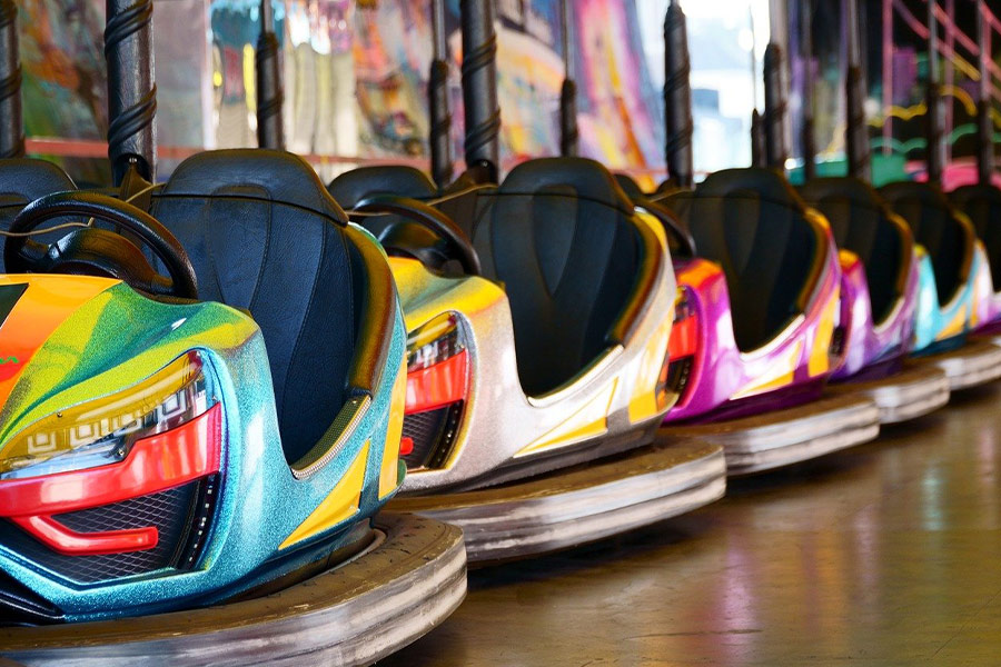 Przejażdżka samochodem zderzakiem w parku rozrywki