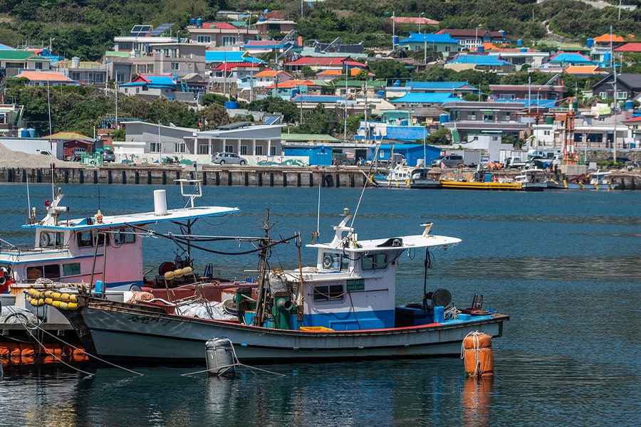 Łodzie rybackie portują piękne kolorowe dachy domów