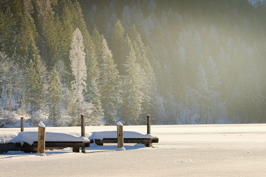 Looks de la saison hivernale du pont en bois