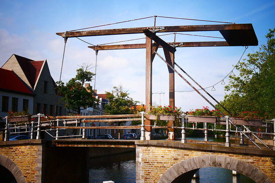 Przekraczanie konstrukcji mostu wiszącego