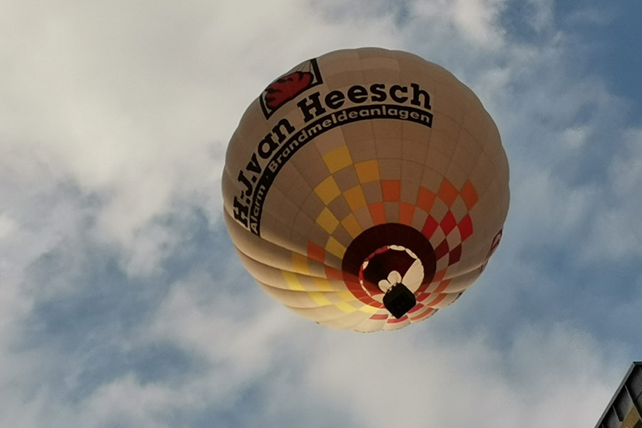 Balon na ogrzane powietrze unosi się wysoko