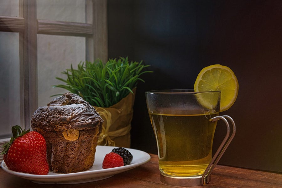 Martwa natura z ciastem i herbatą cytrynową